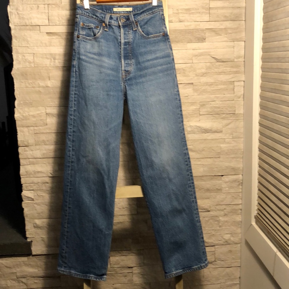 Levi’s Ribcage straight ankle in jazz pop 24 x 27 style number 72693–0042